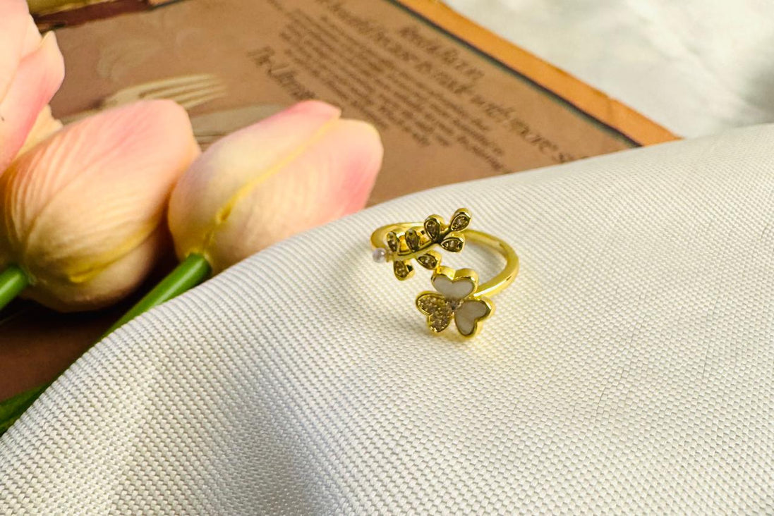 White flower & sunboula ring