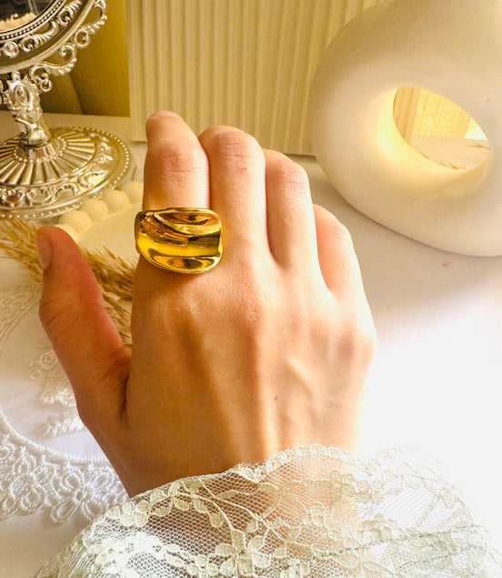 Wavy bold ring