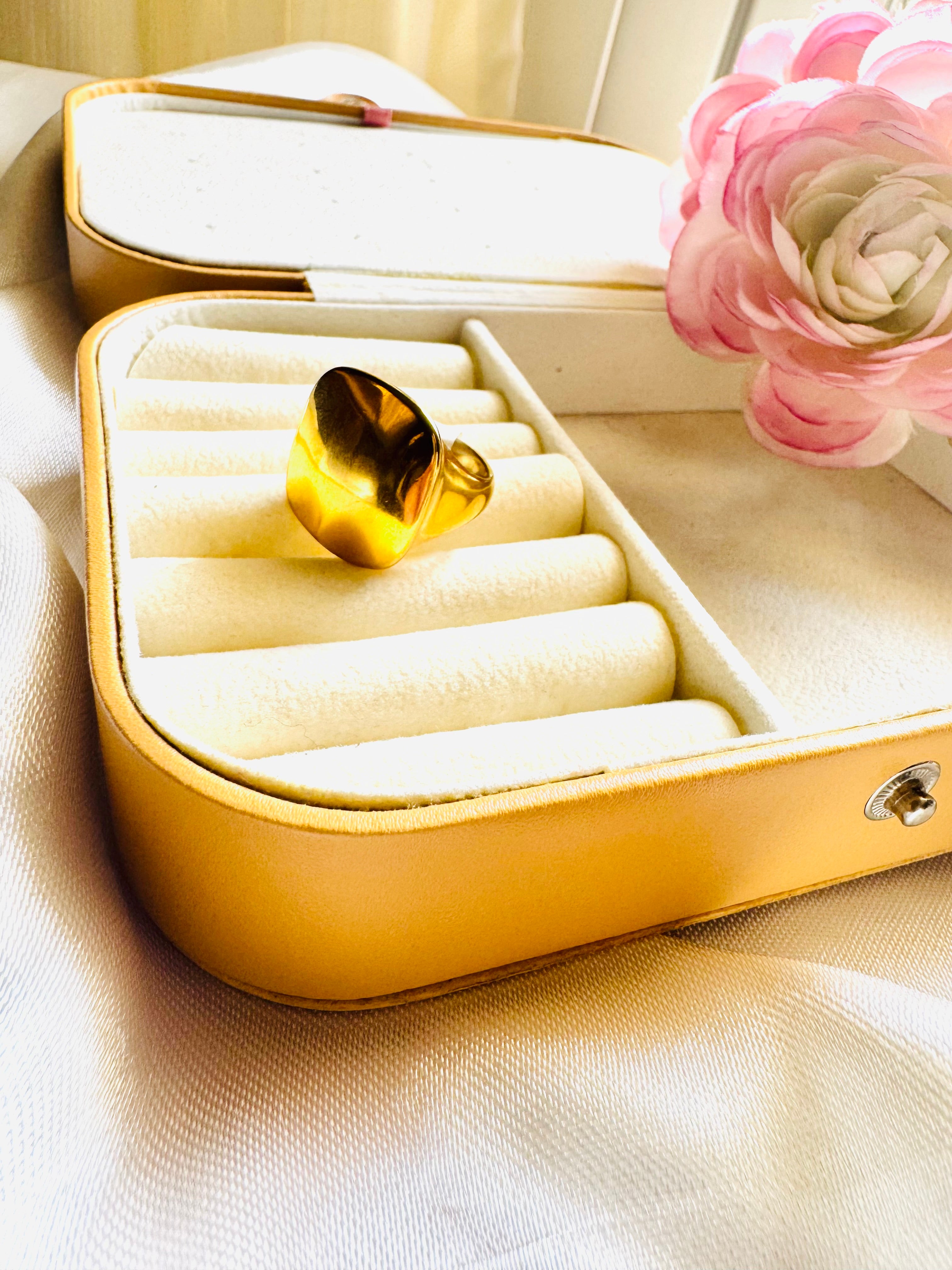 Square royal ring