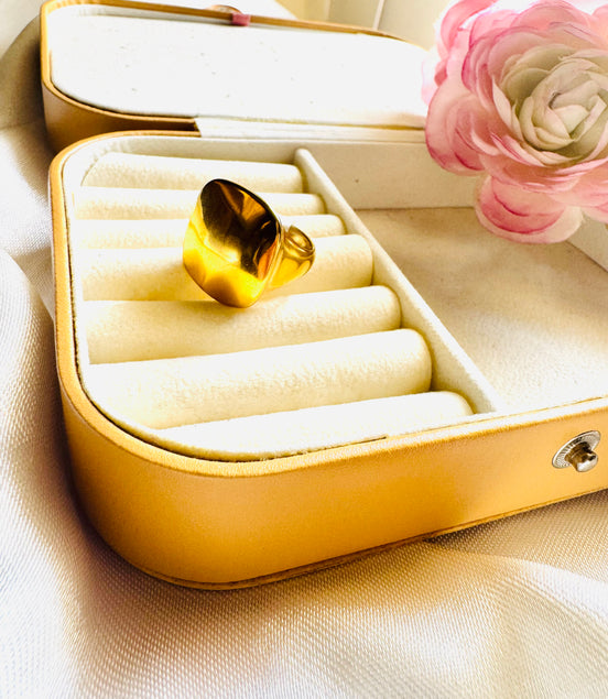 Square royal ring