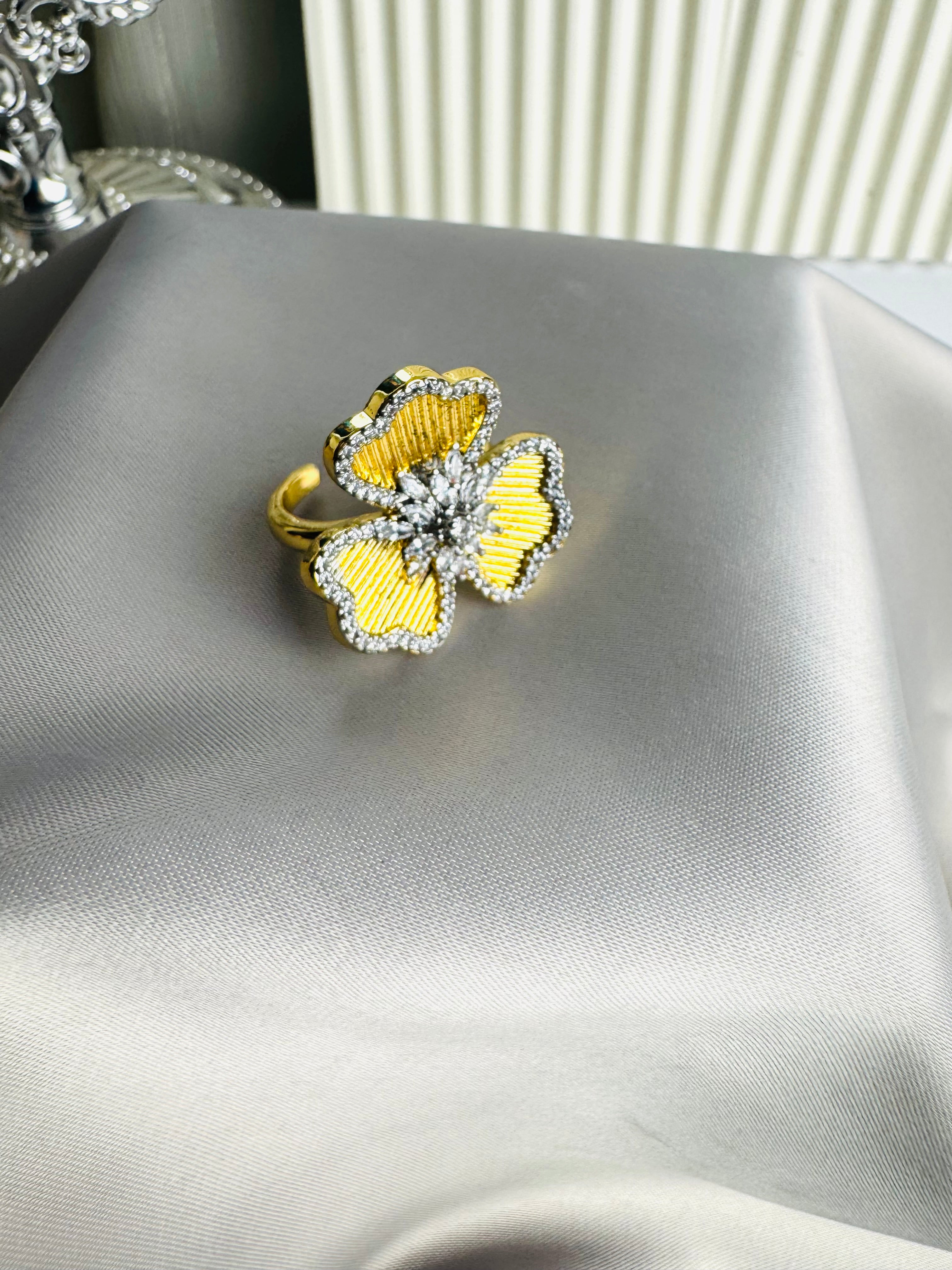 Flower zircon ring ( free size )
