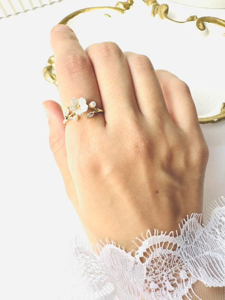 White flower & pearl ring