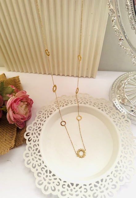 Trendy circle necklace