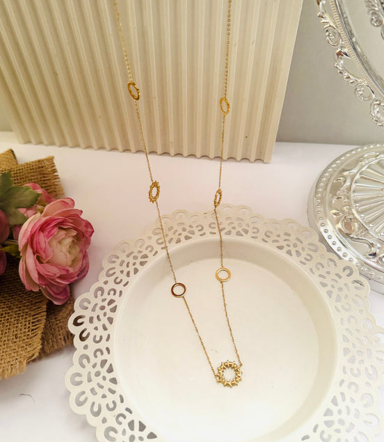 Trendy circle necklace