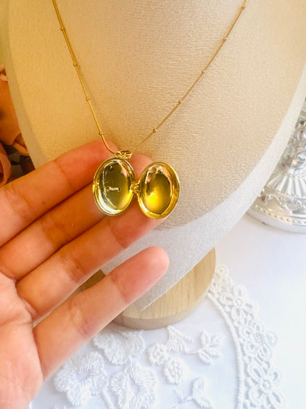Pink necklace العنقاء