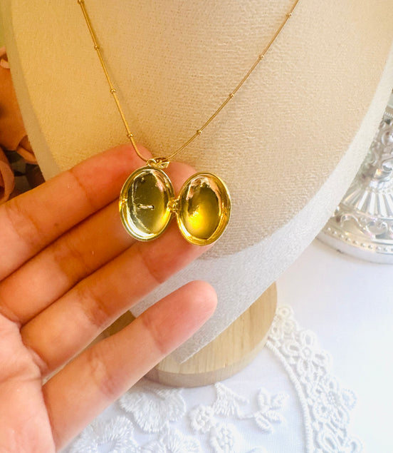 Pink necklace العنقاء