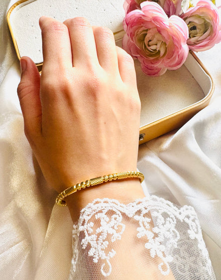 Trendy bubble bangle