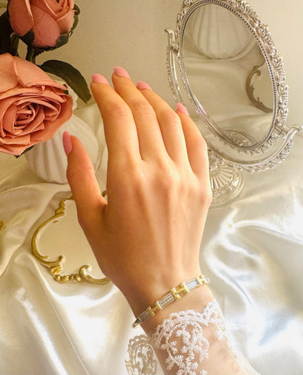 Hurmes zircon bangle
