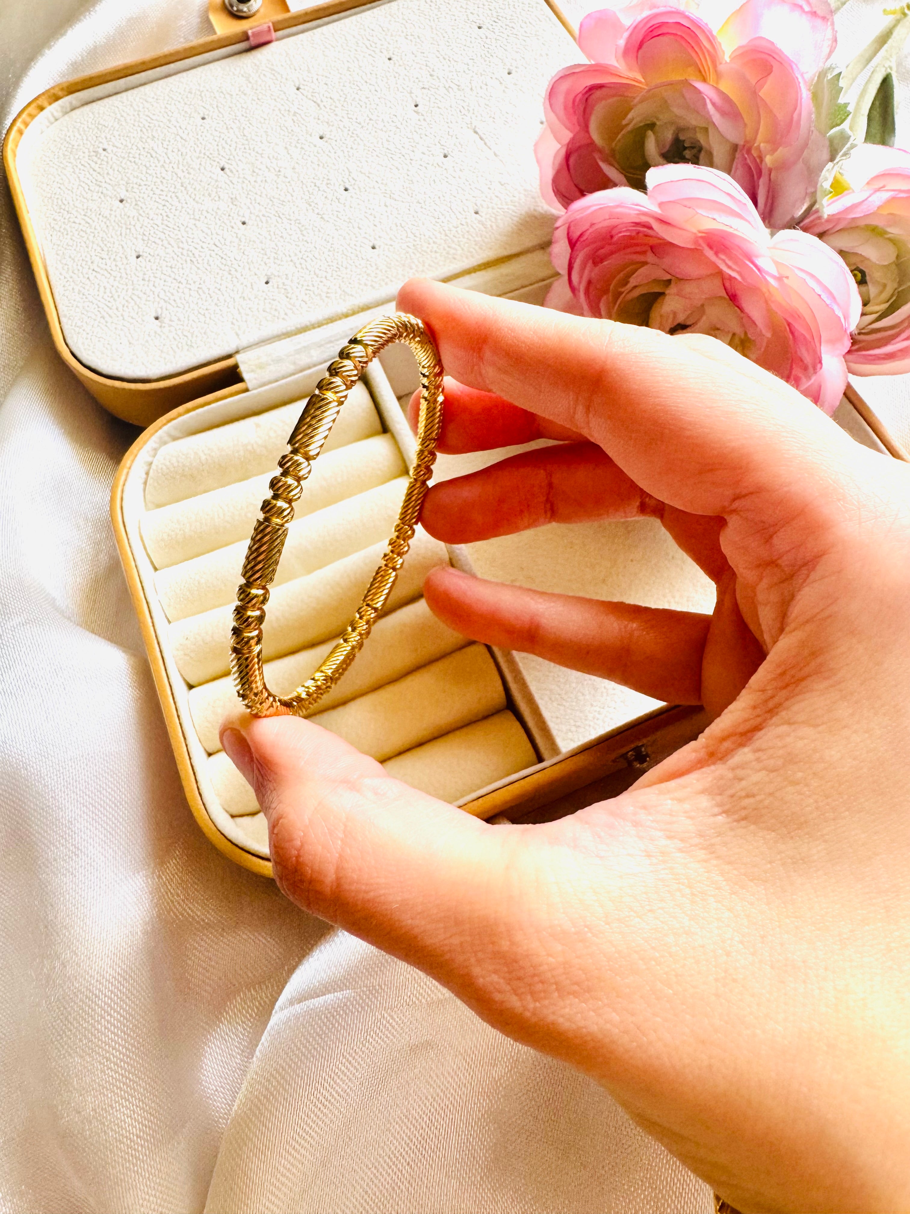 Trendy bubble bangle