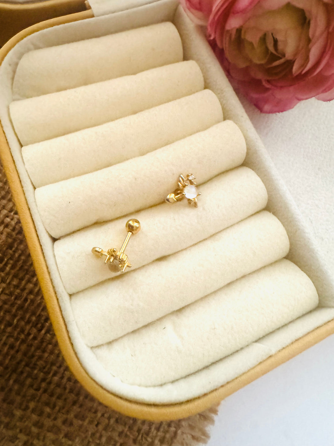 Trendy flat back earring