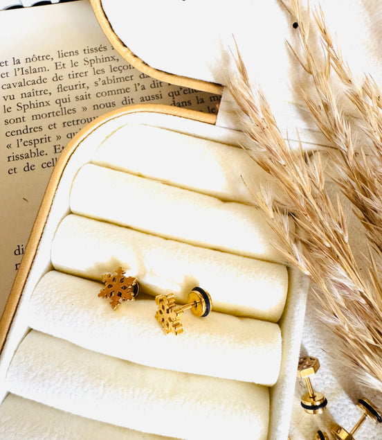 Snowflake flat earring