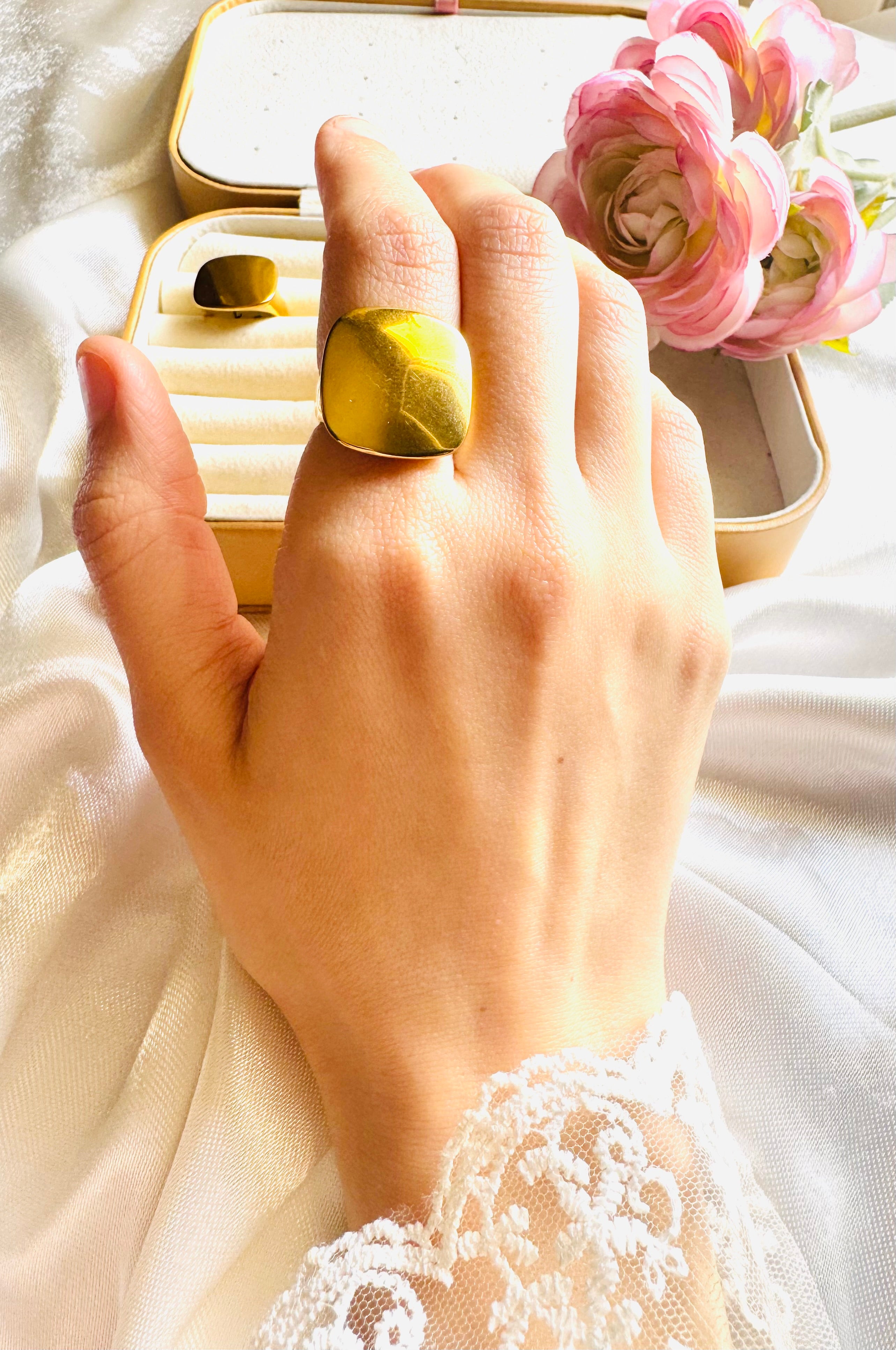 Square royal ring