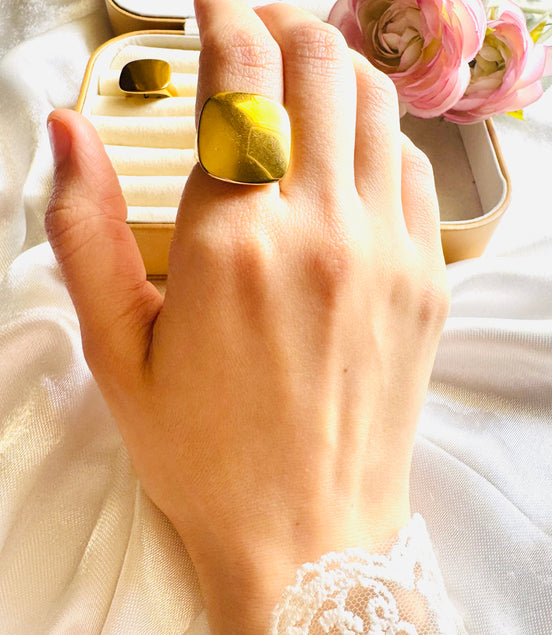 Square royal ring