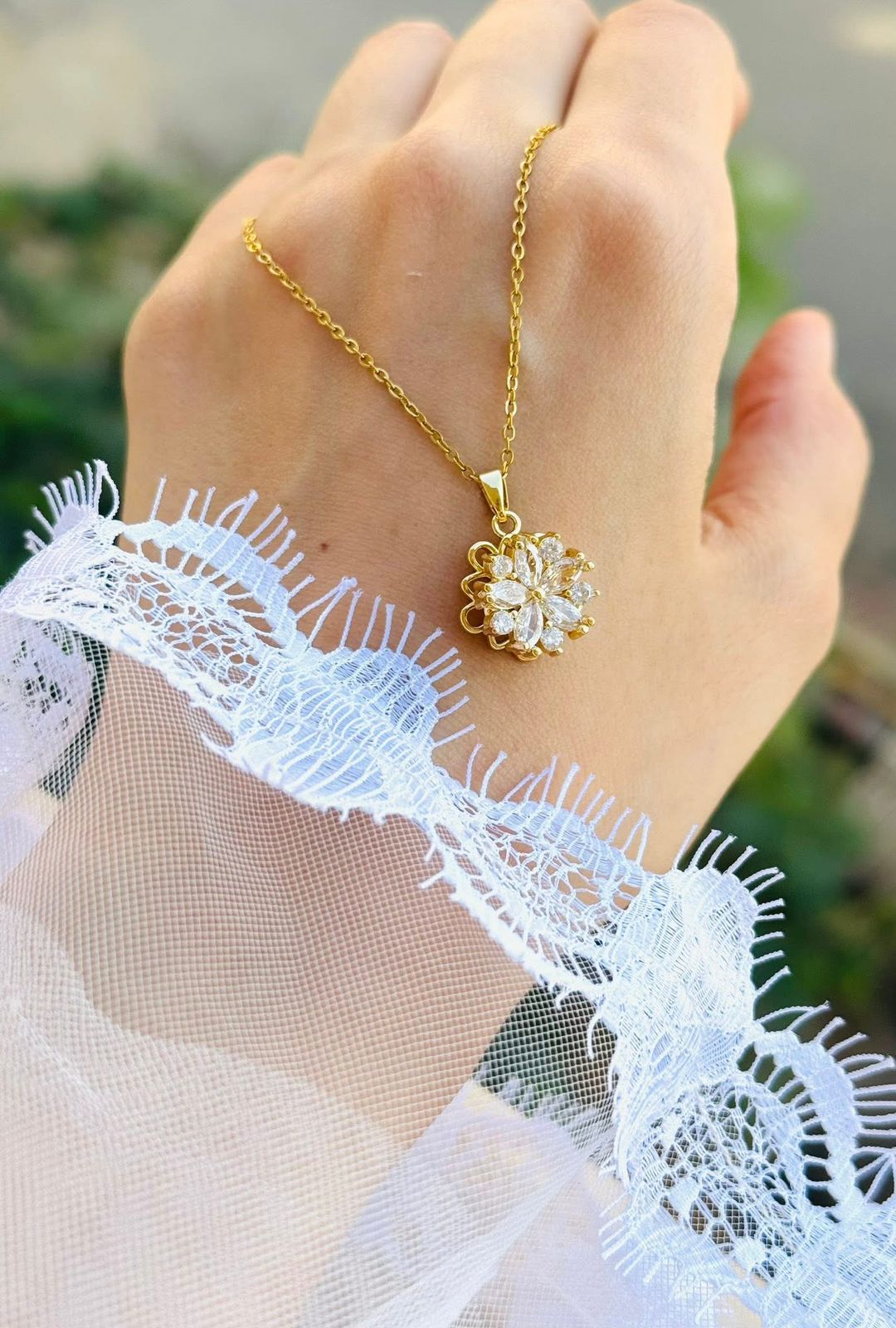 Moving Flower necklace