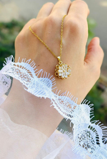 Moving Flower necklace