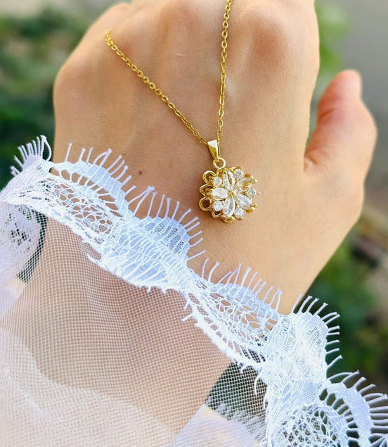 Moving Flower necklace