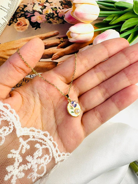 White ovel flower necklace