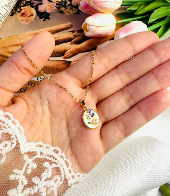 White ovel flower necklace