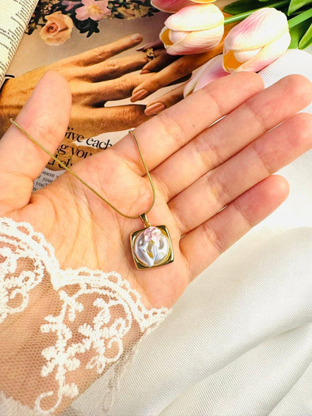 Square white flower necklace