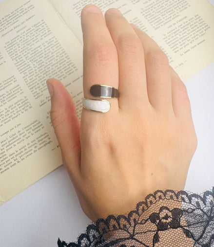 Cross black & white ring