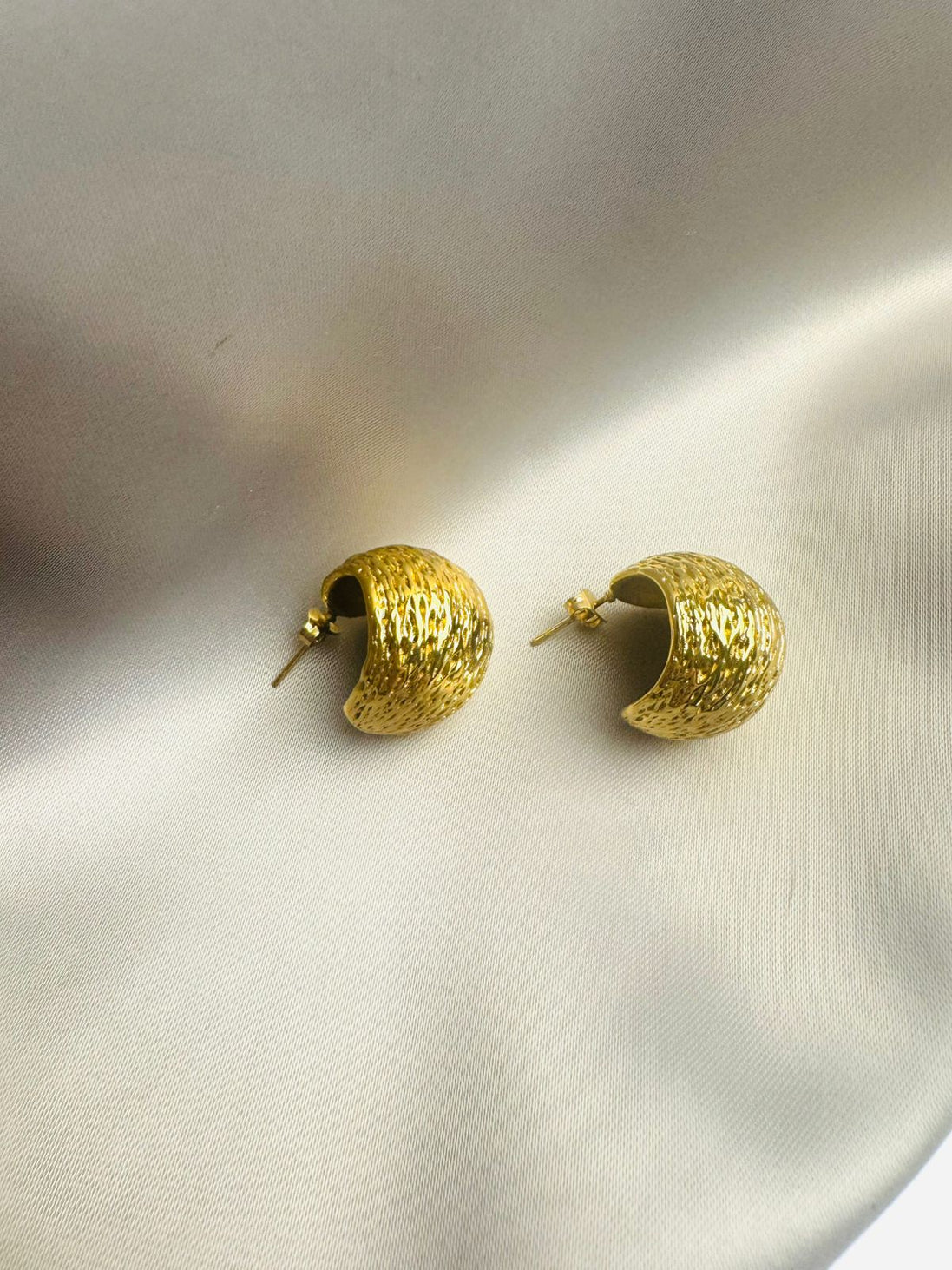 Chunky dotted earring