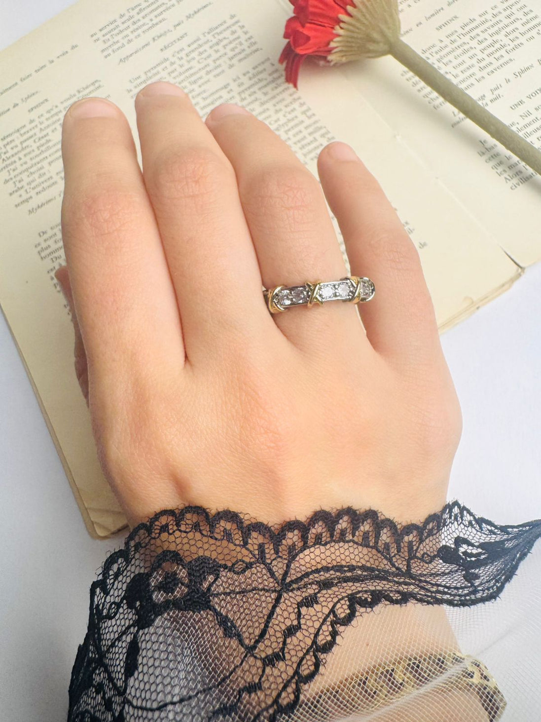 Cross strus zircon ring